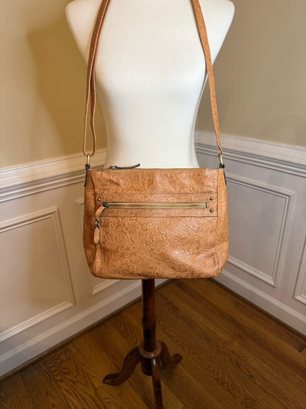 Great American Leather Works Women’s Embossed Tan Crossbody Bag